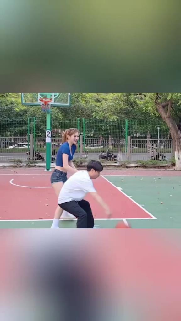 集夢會長背打一米8的女生，這是真打球??！