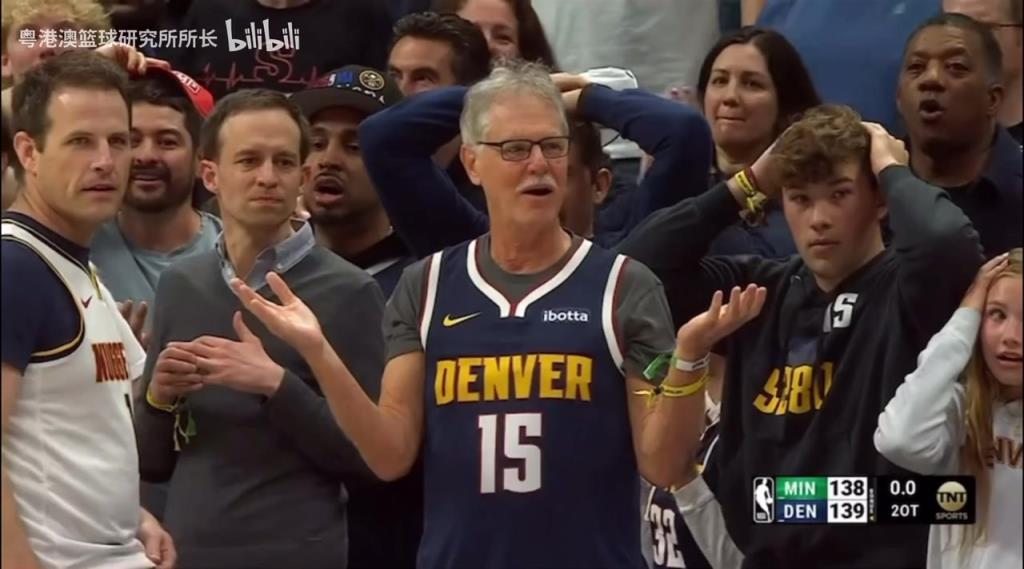 導(dǎo)火索？回顧此前掘金對陣森林狼，威少送出三分犯規(guī)后的眾生相！