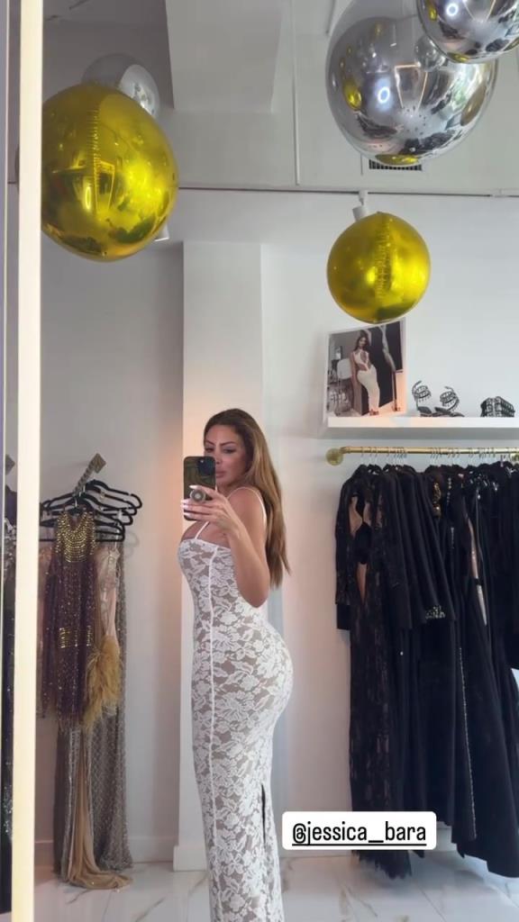 徐娘半老！皮蓬前妻穿吊帶裙自拍，這身材也太炸裂了！