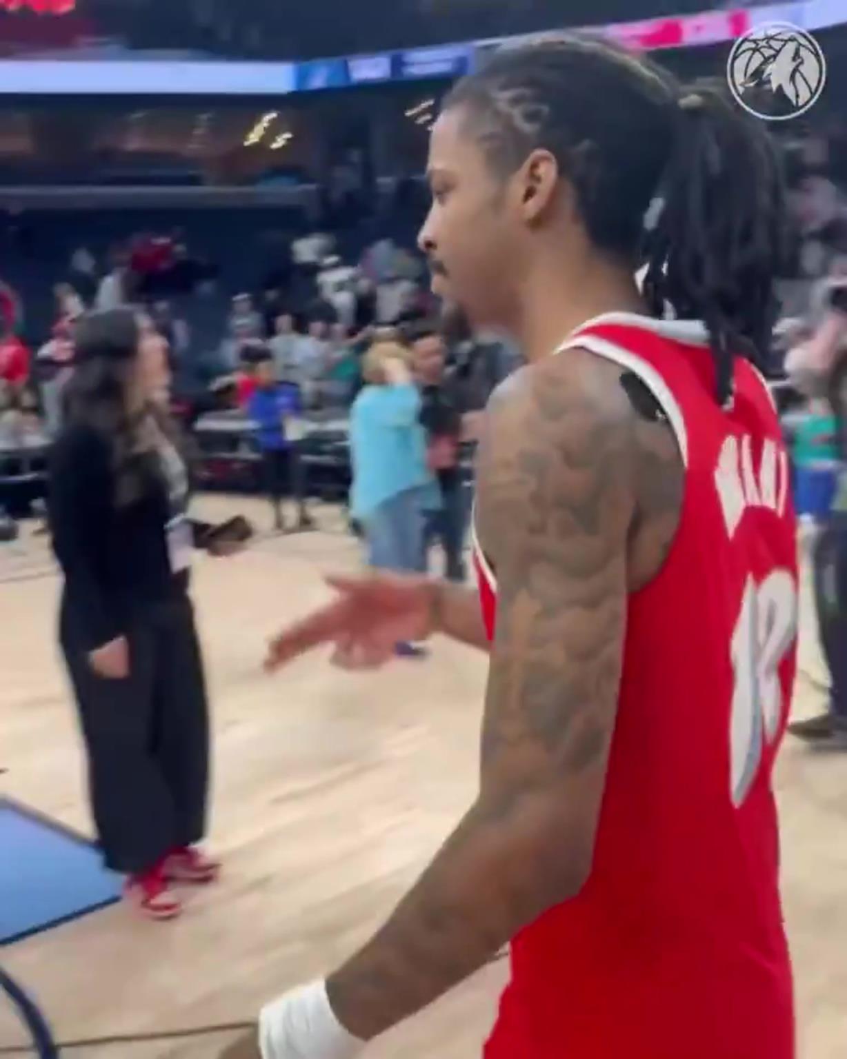 笑死！莫蘭特賽后與華子握手，竟然也是比出“手槍”的手勢