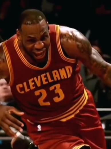 老詹這恐怖的大體格，完美詮釋什么叫“人型坦克”！