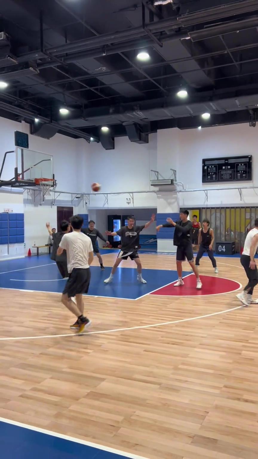 對(duì)手回家后：老婆，我今天在野球場(chǎng)匹配到巔峰馬刺隊(duì)了！