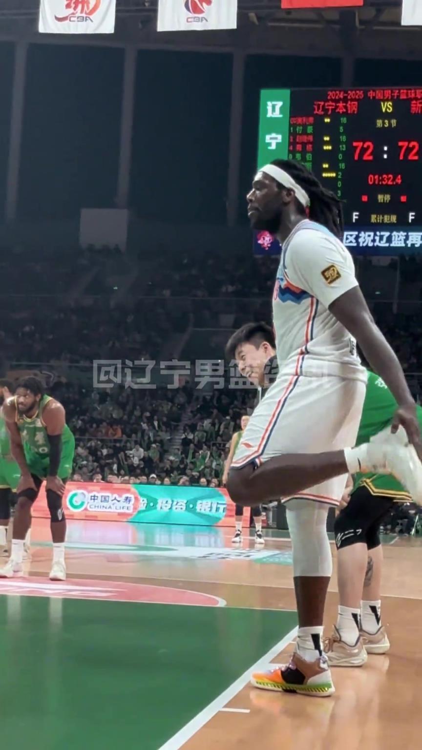 哈雷爾狂噴奧利弗：我會(huì)在澳洲干你小子！裁判吹T送他離場(chǎng)