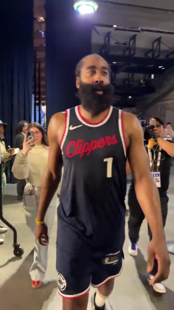 爆砍39分！哈登賽后走入球員通道氣喘吁吁：今天是場(chǎng)艱苦的戰(zhàn)斗