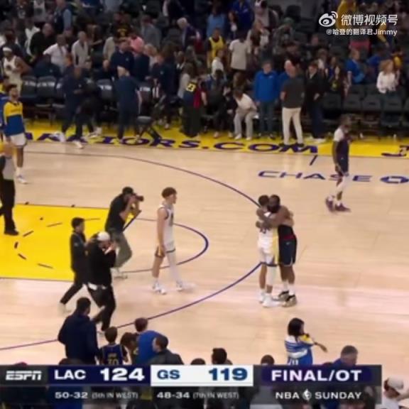 09雙雄傾盡全力！哈登和庫(kù)里賽后第一時(shí)間擁抱在一起