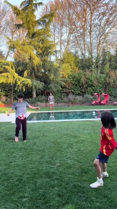 馬塞洛和兒子隔水相傳！大兒子腳法有點(diǎn)東西的！