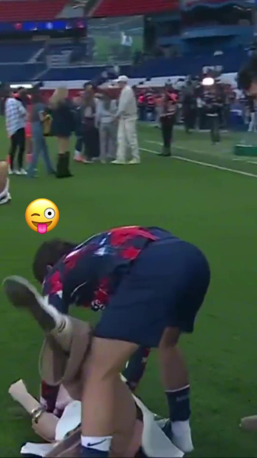 玩這么花??？?jī)?nèi)維斯在家人面前把自己女友按倒在地