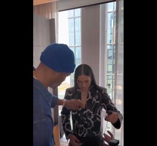 威嫂看到要打人的！威少上手幫WNBA妹子整理胸前的衣服
