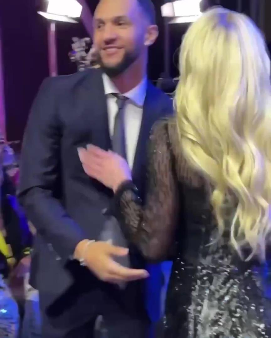 身材姣好！薩格斯的女友海莉被芝加哥天空選中！兩人接吻慶祝