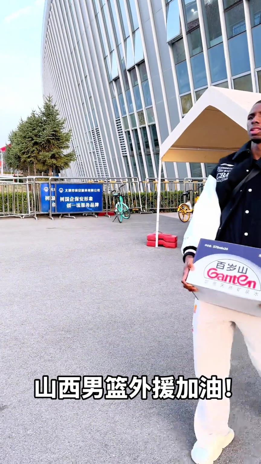 不是！你們山西外援合同還包括搬水的？