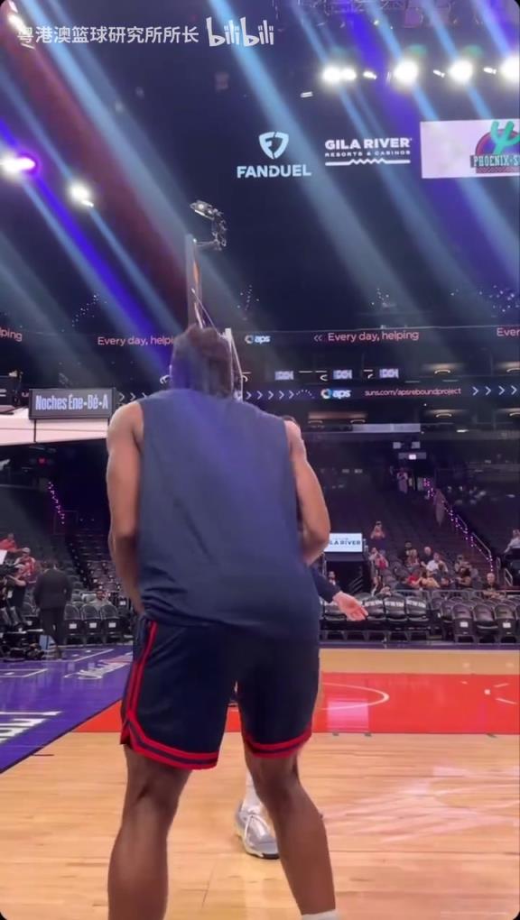 機(jī)器人級(jí)別的靜態(tài)身體！近距離看小卡的賽前熱身！