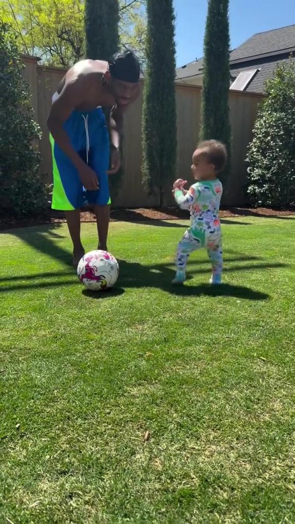 足球要從娃娃抓起！SGA帶娃踢足球，小孩摔倒時(shí)鼓掌“嘲笑”！